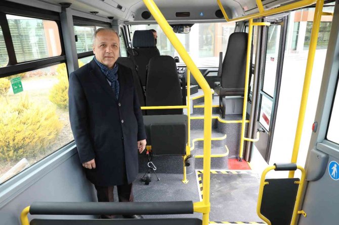 Bu belediye minibüsü sadece engelli öğrencileri taşıyor