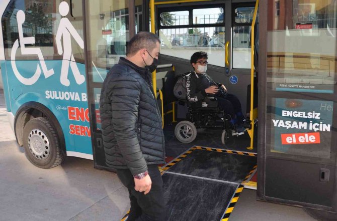 Bu belediye minibüsü sadece engelli öğrencileri taşıyor