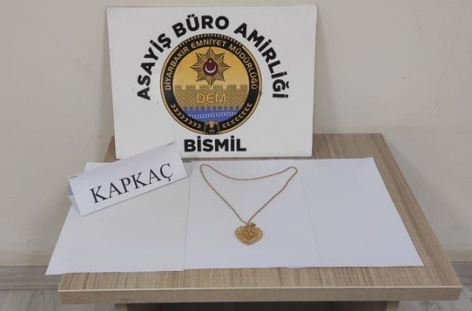 Hırsızlar  kadının boynundaki altın kolyeyi çaldı