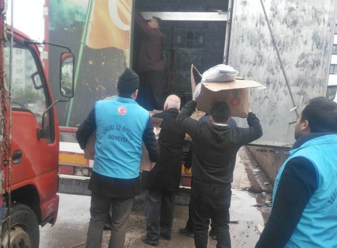 Kamplarda yaşayan vatandaşlara giyecek yardımı