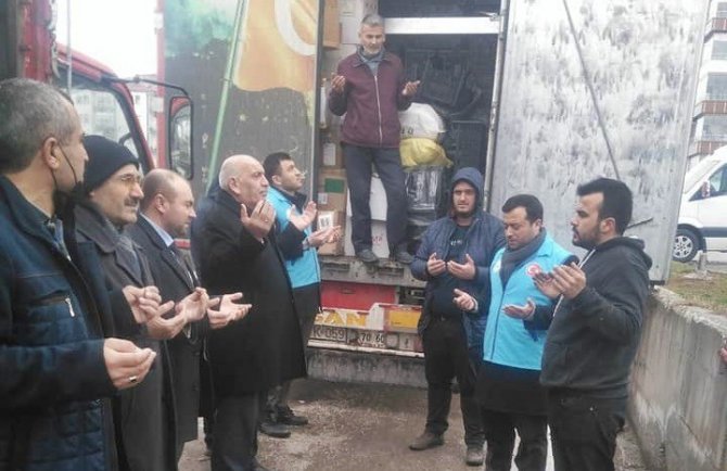 Kamplarda yaşayan vatandaşlara giyecek yardımı