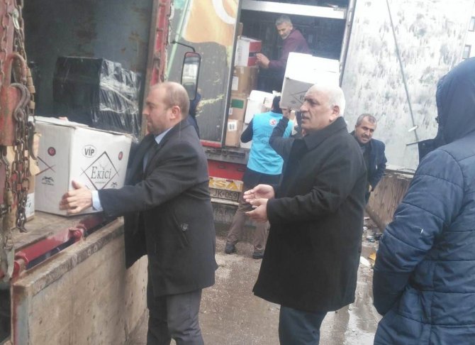 Kamplarda yaşayan vatandaşlara giyecek yardımı