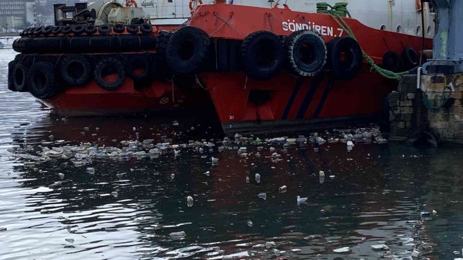 Plastik atıklar denizin üzerini kapladı