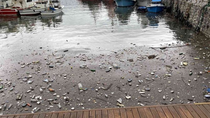 Plastik atıklar denizin üzerini kapladı