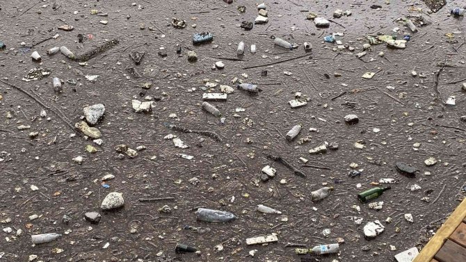 Plastik atıklar denizin üzerini kapladı