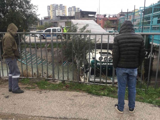 Tırda kurtarılmayı keyifle bekledi