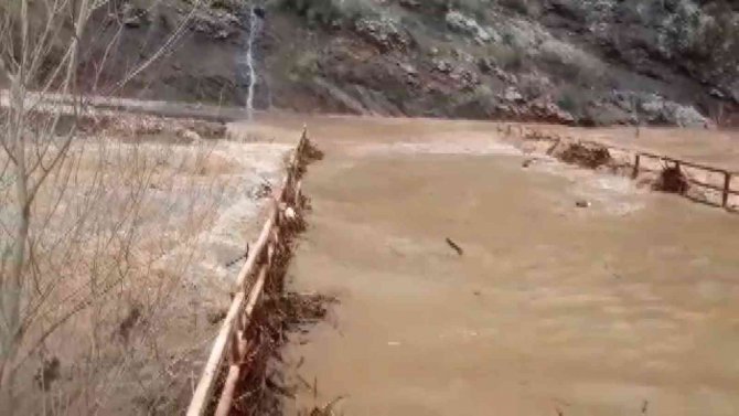 Dere taştı, köprü suda kayboldu