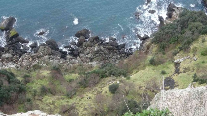 Kayalıklarda ceset bulundu