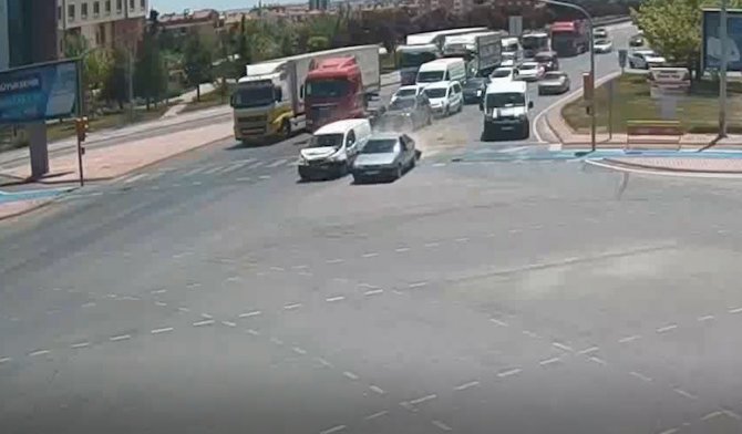 Konya’da facianın eşiğinden dönülen kazalar kamerada