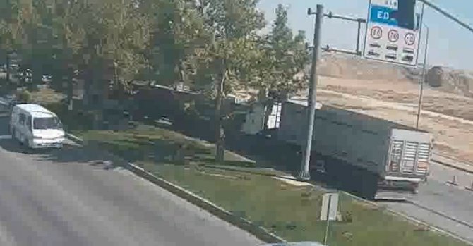 Konya’da facianın eşiğinden dönülen kazalar kamerada