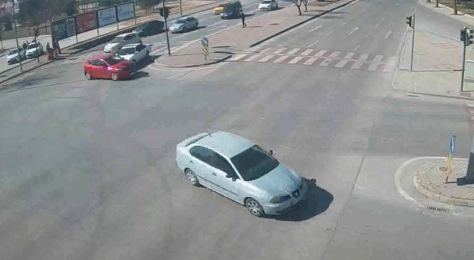 Konya’da facianın eşiğinden dönülen kazalar kamerada