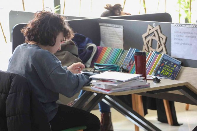 Meram Millet Kıraathanesi gençlerin ilgi odağı oldu