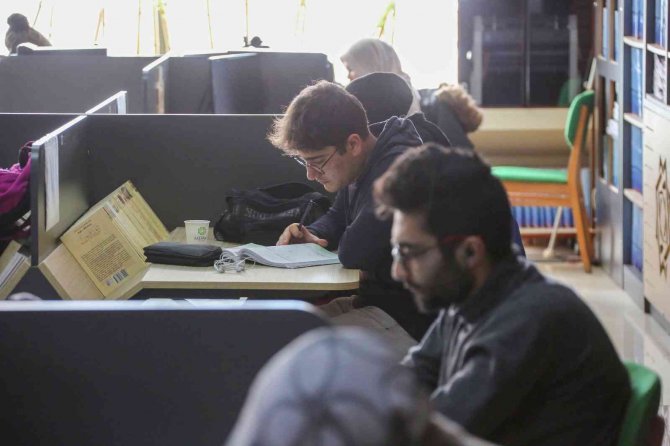 Meram Millet Kıraathanesi gençlerin ilgi odağı oldu