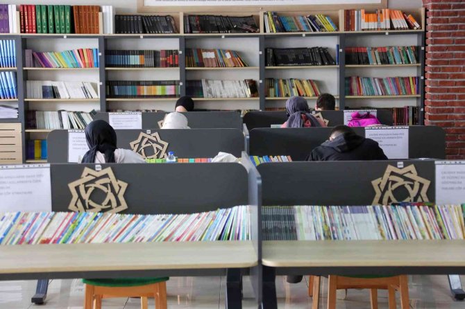 Meram Millet Kıraathanesi gençlerin ilgi odağı oldu