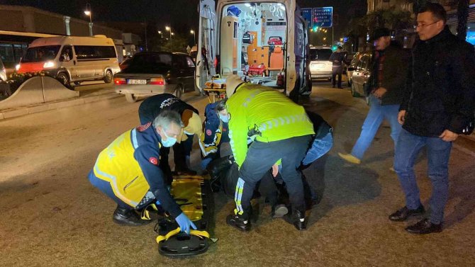 Polis yaralının başında bekleyip moral verdi