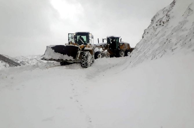 Siirt’te karda mahsur kalan 10 öğretmen kurtarıldı