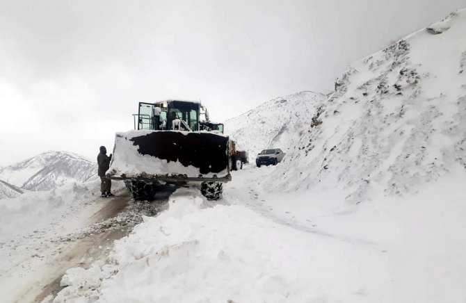 Siirt’te karda mahsur kalan 10 öğretmen kurtarıldı