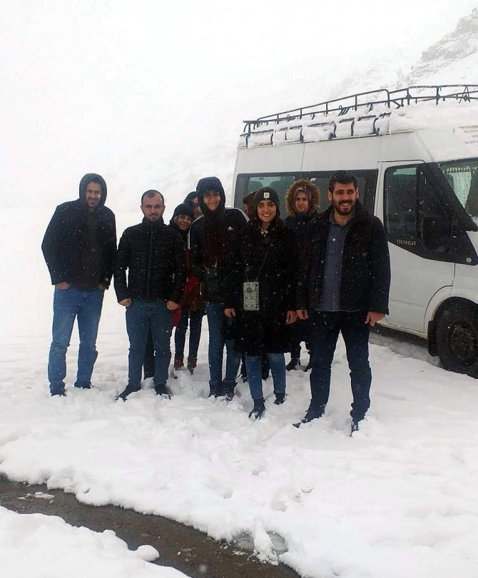 Siirt’te karda mahsur kalan 10 öğretmen kurtarıldı