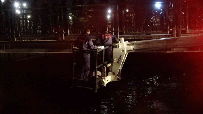 Üst geçide asılı erkek cesedi bulundu