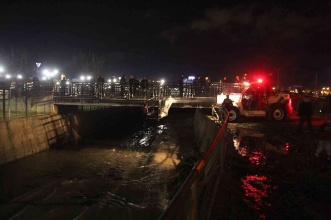 Üst geçide asılı erkek cesedi bulundu