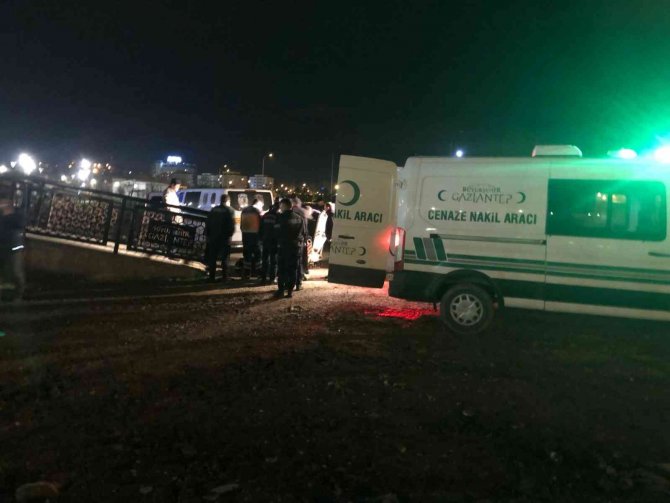 Üst geçide asılı erkek cesedi bulundu