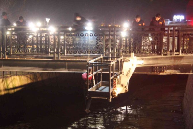 Üst geçide asılı erkek cesedi bulundu