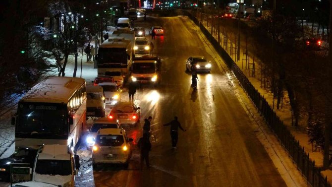 Yozgat’ta yollar buz pistine döndü, 15 araç birbirine girdi