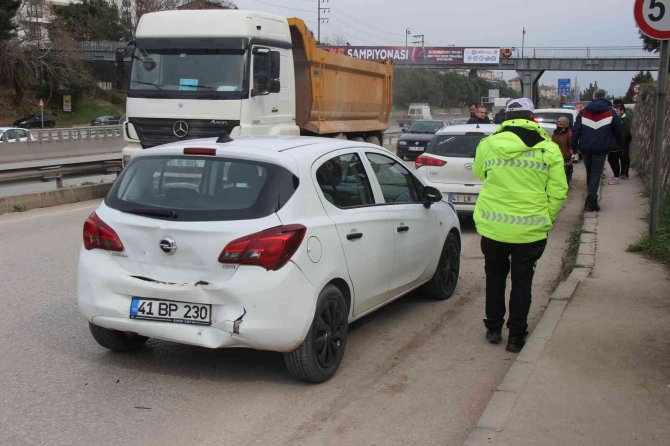 3 otomobil birbirine girdi: 2 yaralı