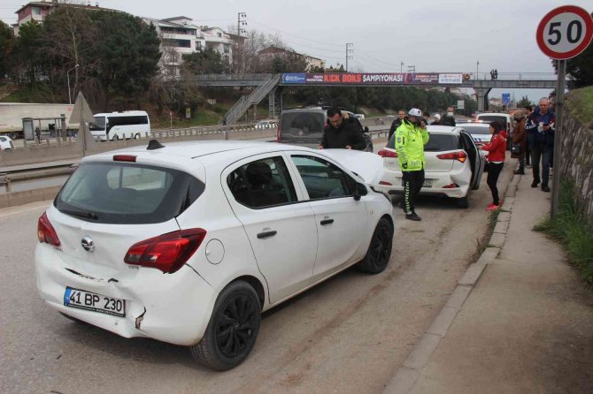 3 otomobil birbirine girdi: 2 yaralı