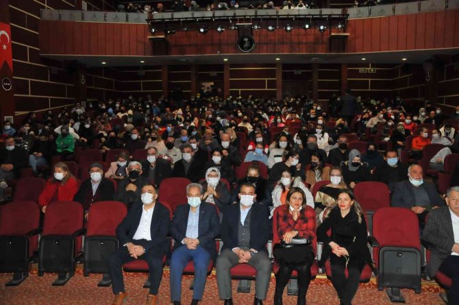 Akşehir’de tek kişilik tiyatro oyunu ilgi gördü