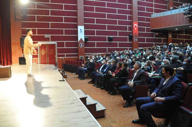 Akşehir’de tek kişilik tiyatro oyunu ilgi gördü