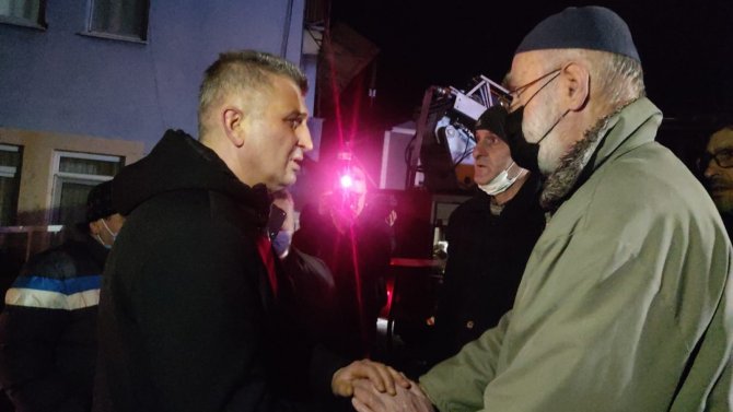 Alevlere teslim olan evinin söndürme çalışmalarını gözyaşlarıyla izledi