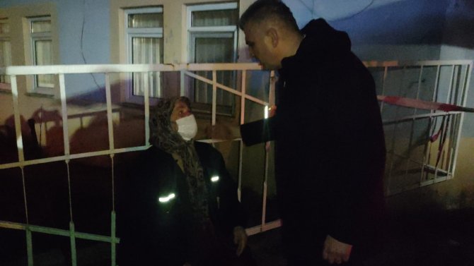 Alevlere teslim olan evinin söndürme çalışmalarını gözyaşlarıyla izledi