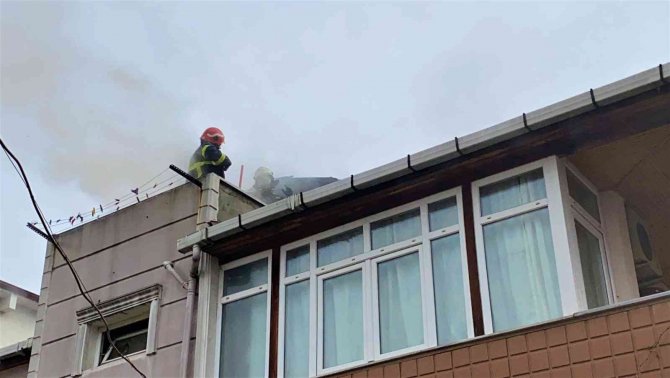 Binanın çatısı alevlere teslim oldu, 3 kişi dumandan etkilendi