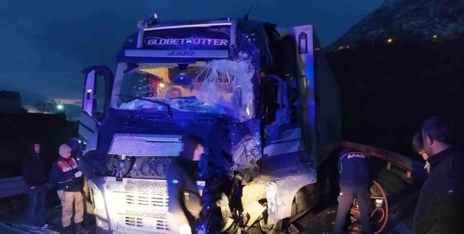 Bitlis’te iki tır kafa kafaya çarpıştı: 1 yaralı