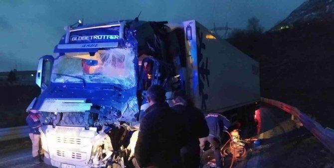 Bitlis’te iki tır kafa kafaya çarpıştı: 1 yaralı