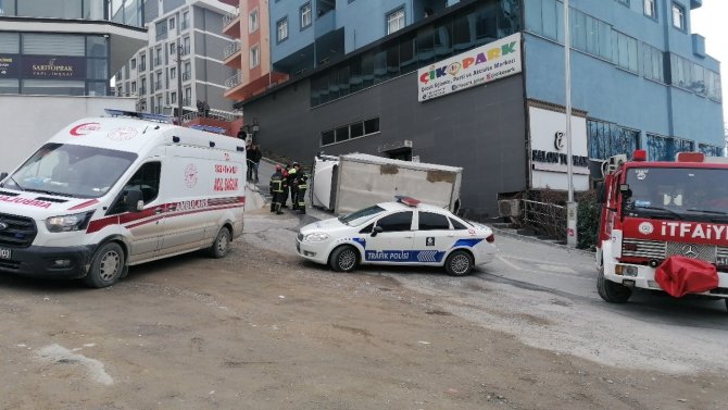 Dik yokuştan geri geri inmeye çalışan kamyonet devrildi: 2 yaralı