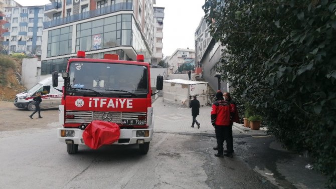 Dik yokuştan geri geri inmeye çalışan kamyonet devrildi: 2 yaralı