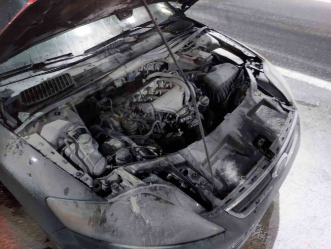 Elazığ’da seyir halindeki araç alev aldı