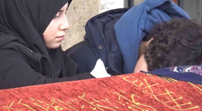 İstanbul’da sır ölüm, gözyaşlarıyla toprağa verildi