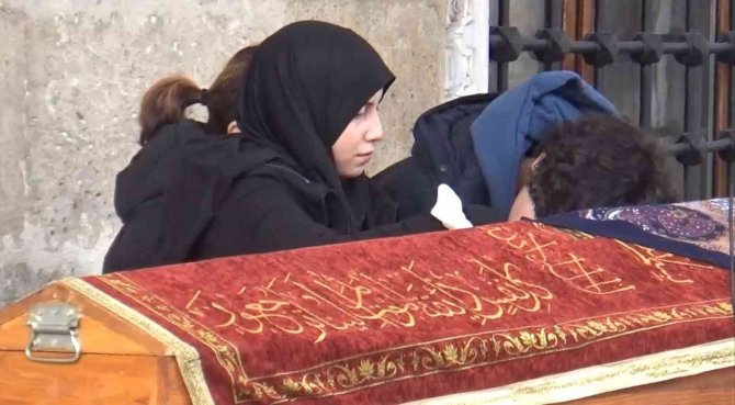 İstanbul’da sır ölüm, gözyaşlarıyla toprağa verildi