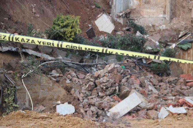 İstinat duvarı çöktü, vatandaşlar büyük korku yaşadı