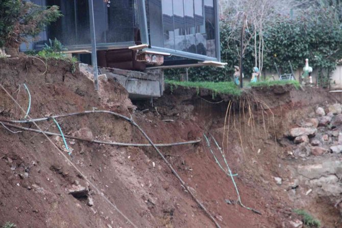 İstinat duvarı çöktü, vatandaşlar büyük korku yaşadı