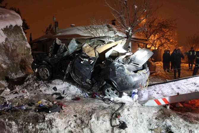 İstinat duvarına çarpan otomobil 4 gence mezar oldu