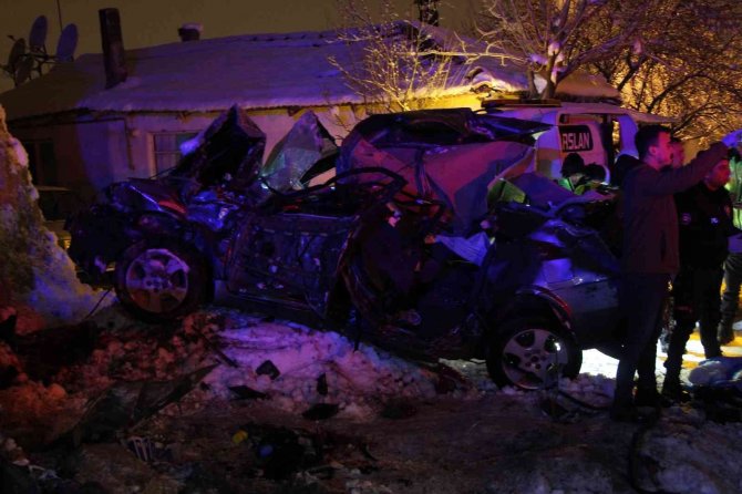 İstinat duvarına çarpan otomobil 4 gence mezar oldu