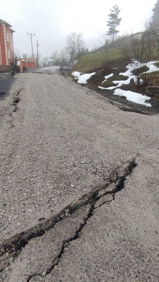 Kastamonu’da eriyen kar heyelana sebep oldu