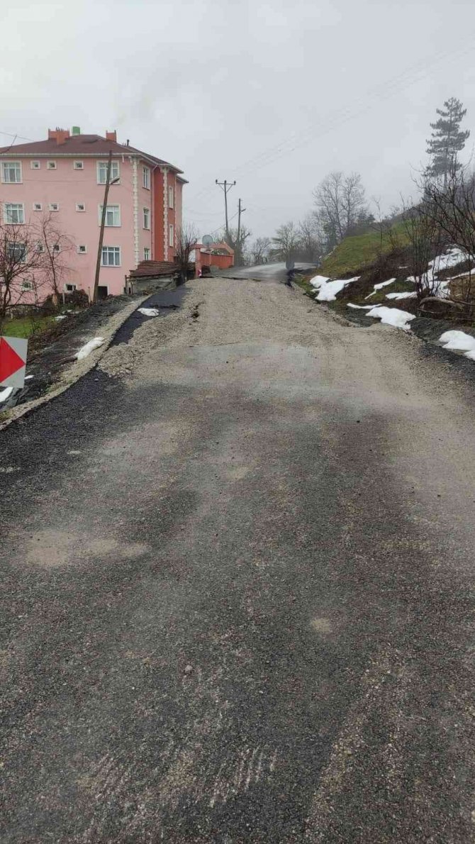 Kastamonu’da eriyen kar heyelana sebep oldu