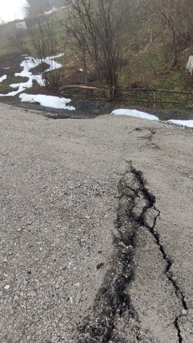 Kastamonu’da eriyen kar heyelana sebep oldu