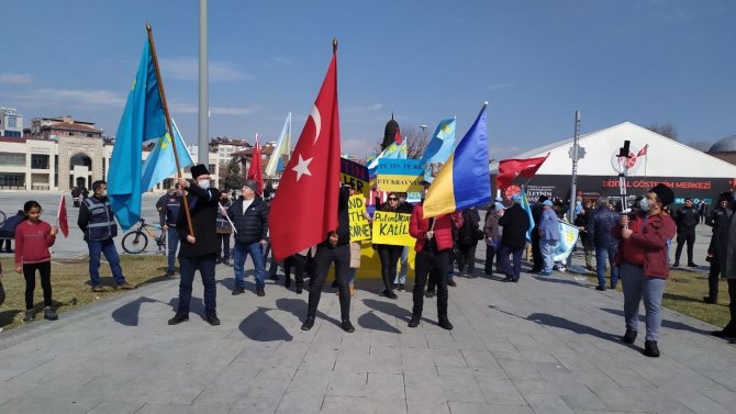 Konya’da yaşayan Kırım Türkleri ve Ukraynalılar savaşın durması için yürüdü