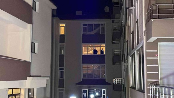 Öğretim üyesi evinde ölü bulundu